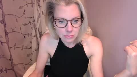 Snapshot of holly_bourbon chatting on April 25, 12:24 am holly_bourbon online show from April 25, 12:24 am