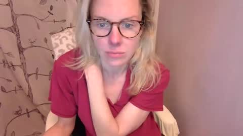 Snapshot of holly_bourbon chatting on April 28, 1:26 am holly_bourbon online show from April 28, 1:26 am