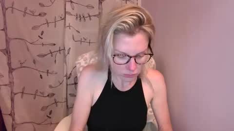 Snapshot of holly_bourbon chatting on June 6, 1:00 am holly_bourbon online show from June 6, 1:00 am