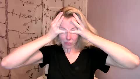 Snapshot of holly_bourbon chatting on June 10, 2:23 am holly_bourbon online show from June 10, 2:23 am