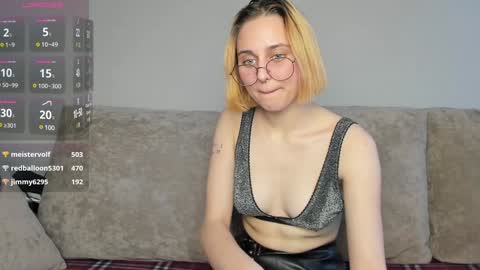Snapshot of holly_pollyy chatting on January 2, 8:49 am Polly online show from January 2, 8:49 am