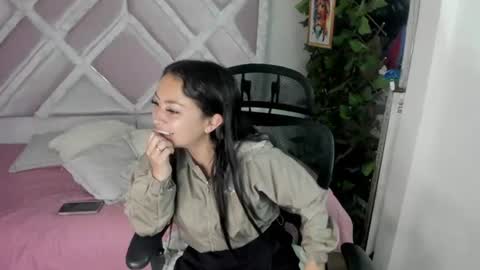 Snapshot of holly_rose69 chatting on June 12, 7:35 pm Holly online show from June 12, 7:35 pm