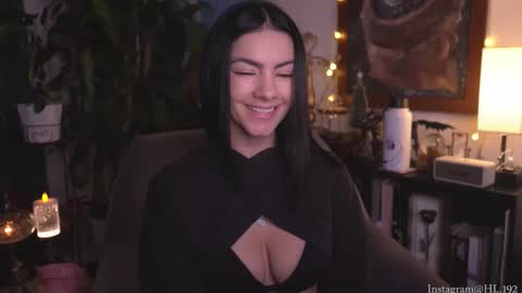 Snapshot of hollylinder_ chatting on December 17, 2:28 am Holly Linder online show from December 17, 2:28 am