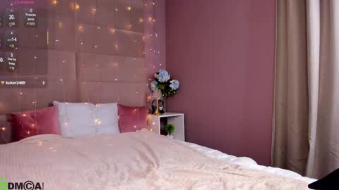 Snapshot of hollyray_ chatting on October 27, 7:45 am Holly online show from October 27, 7:45 am