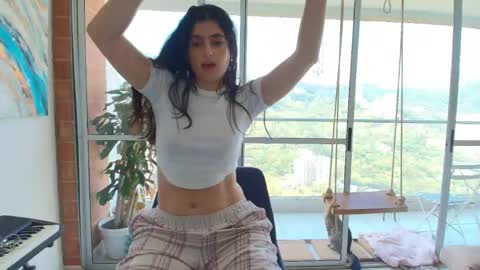 hollyshit_ online show from May 9, 3:28 pm