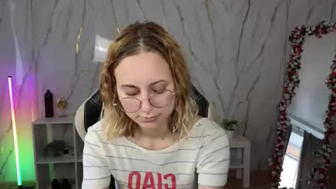 Snapshot of hollyy_pollyyyy chatting on July 31, 2:22 am Polly online show from July 31, 2:22 am