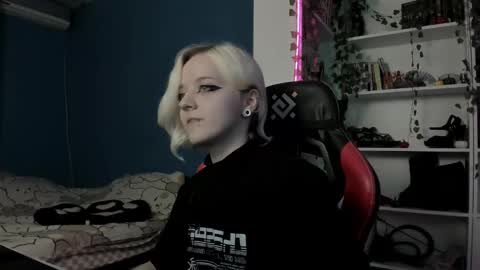 Snapshot of holy_mistresss chatting on November 9, 9:40 am holy_mistresss online show from November 9, 9:40 am