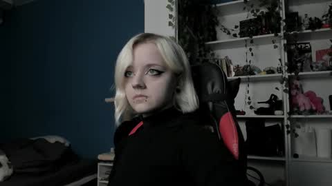 Snapshot of holy_mistresss chatting on November 23, 9:42 am holy_mistresss online show from November 23, 9:42 am