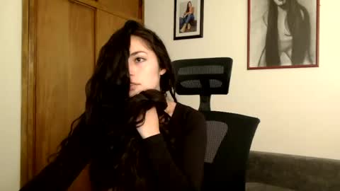 Snapshot of honey_aynur chatting on June 12, 6:18 pm Honey Aynu online show from June 12, 6:18 pm