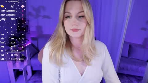 Snapshot of honey_blondee chatting on May 5, 8:06 pm Tammy online show from May 5, 8:06 pm