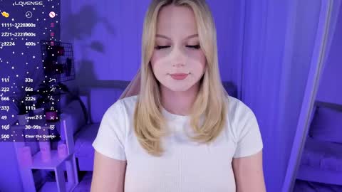 Snapshot of honey_blondee chatting on May 21, 9:11 pm Tammy online show from May 21, 9:11 pm