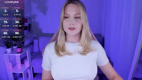 Snapshot of honey_blondee chatting on June 11, 8:40 pm Tammy online show from June 11, 8:40 pm