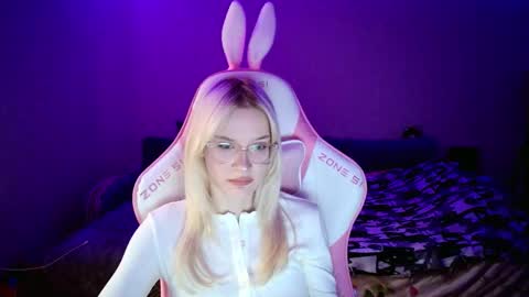 honey_bold online show from December 4, 10:13 am