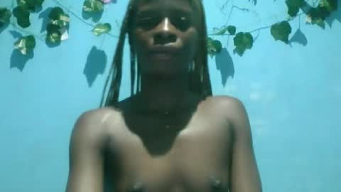 Snapshot of honey_bug2 chatting on September 28, 1:11 am Queen online show from September 28, 1:11 am