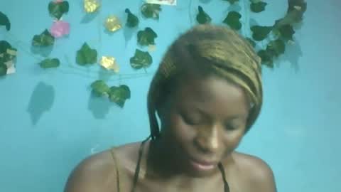 Snapshot of honey_bug2 chatting on October 3, 9:56 pm Queen online show from October 3, 9:56 pm