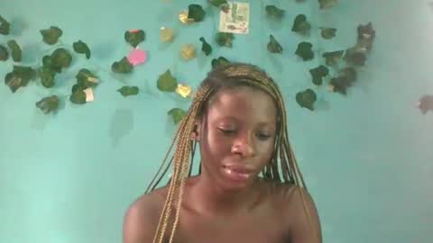 Snapshot of honey_bug2 chatting on October 6, 9:07 am Queen online show from October 6, 9:07 am