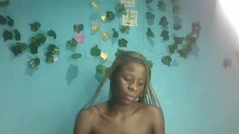 Snapshot of honey_bug2 chatting on October 6, 9:23 pm Queen online show from October 6, 9:23 pm