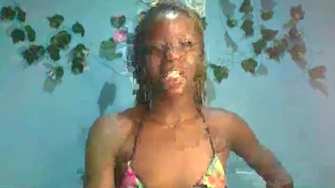 Snapshot of honey_bug2 chatting on October 17, 10:45 pm Queen online show from October 17, 10:45 pm