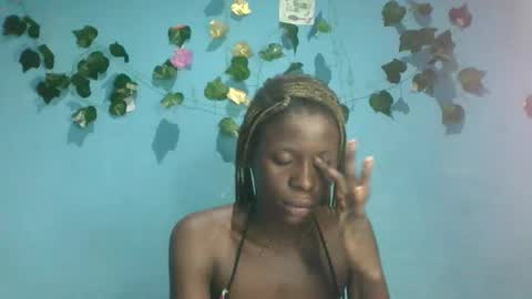 Snapshot of honey_bug2 chatting on October 20, 3:29 am Queen online show from October 20, 3:29 am