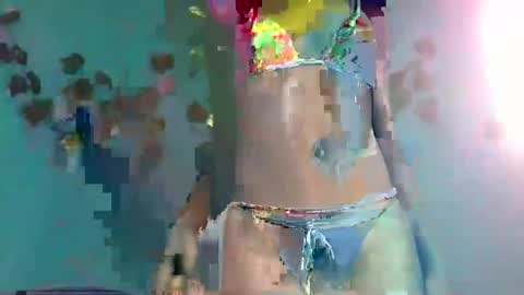 Snapshot of honey_bug2 chatting on November 9, 1:37 am Queen online show from November 9, 1:37 am