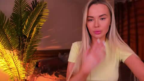 Snapshot of honey_bunnyy_ chatting on November 24, 11:37 pm Alexa online show from November 24, 11:37 pm