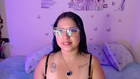 Snapshot of honey_buns_1 chatting on November 7, 12:05 pm mimi online show from November 7, 12:05 pm