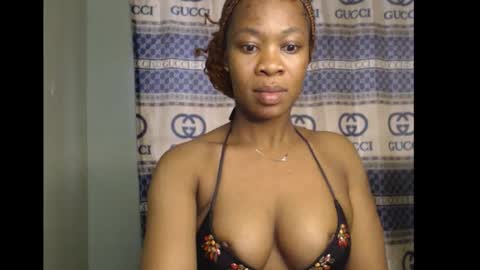 Snapshot of honey_dollxx chatting on October 12, 9:08 am Flora online show from October 12, 9:08 am