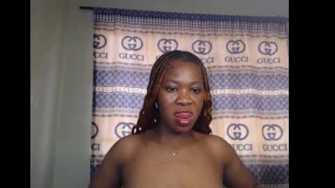 Snapshot of honey_dollxx chatting on October 13, 9:20 am Flora online show from October 13, 9:20 am