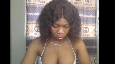 Snapshot of honey_dollxx chatting on October 26, 8:42 am Flora online show from October 26, 8:42 am