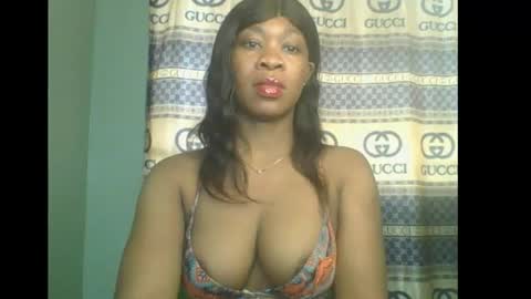 Snapshot of honey_dollxx chatting on November 20, 9:20 am Flora online show from November 20, 9:20 am