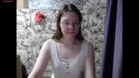 Snapshot of honey_mood chatting on December 19, 2:57 pm Lina online show from December 19, 2:57 pm