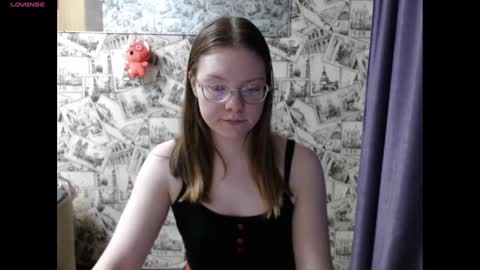 Snapshot of honey_mood chatting on December 20, 2:49 pm Lina online show from December 20, 2:49 pm