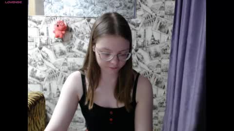 Snapshot of honey_mood chatting on December 22, 2:16 pm Lina online show from December 22, 2:16 pm