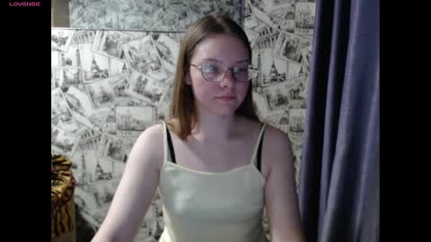 Snapshot of honey_mood chatting on December 26, 12:38 pm Lina online show from December 26, 12:38 pm