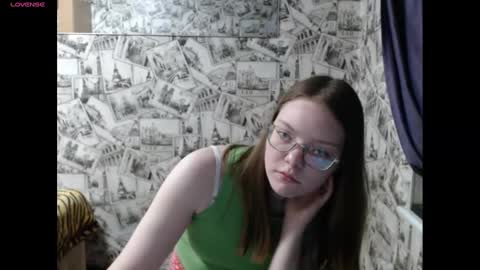 Snapshot of honey_mood chatting on January 17, 2:50 pm Lina online show from January 17, 2:50 pm