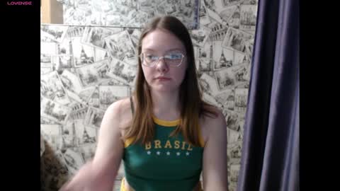 Snapshot of honey_mood chatting on January 18, 1:40 pm Lina online show from January 18, 1:40 pm