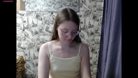 Snapshot of honey_mood chatting on January 20, 3:07 pm Lina online show from January 20, 3:07 pm