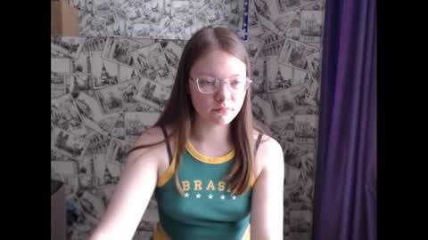 Snapshot of honey_mood chatting on February 13, 9:20 am Lina online show from February 13, 9:20 am