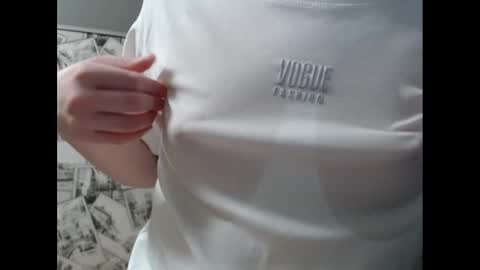 Snapshot of honey_mood chatting on February 13, 3:24 pm Lina online show from February 13, 3:24 pm