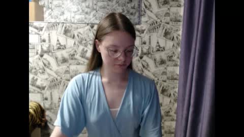 Snapshot of honey_mood chatting on February 14, 1:51 pm Lina online show from February 14, 1:51 pm