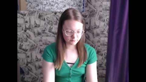Snapshot of honey_mood chatting on February 15, 9:38 am Lina online show from February 15, 9:38 am