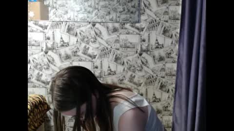 Snapshot of honey_mood chatting on February 25, 3:05 pm Lina online show from February 25, 3:05 pm