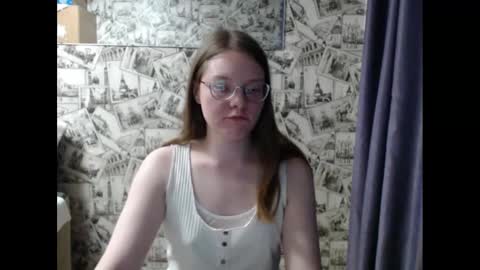 Snapshot of honey_mood chatting on February 26, 2:03 pm Lina online show from February 26, 2:03 pm