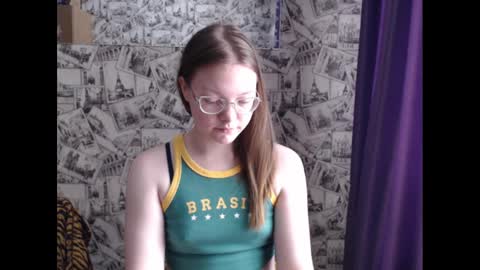 Snapshot of honey_mood chatting on March 2, 9:10 am Lina online show from March 2, 9:10 am