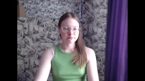 Snapshot of honey_mood chatting on March 3, 10:28 am Lina online show from March 3, 10:28 am
