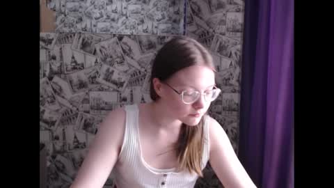Snapshot of honey_mood chatting on March 4, 11:40 am Lina online show from March 4, 11:40 am