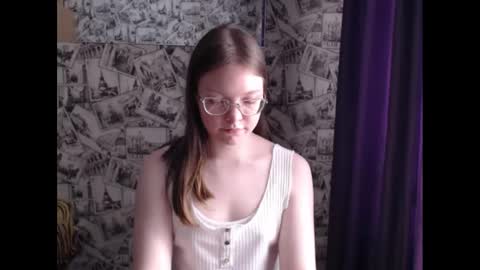 Snapshot of honey_mood chatting on March 10, 12:04 pm Lina online show from March 10, 12:04 pm