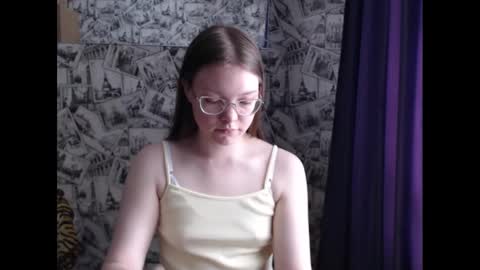 Snapshot of honey_mood chatting on March 12, 8:41 am Lina online show from March 12, 8:41 am