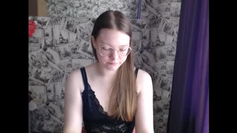 Snapshot of honey_mood chatting on September 15, 9:31 am Lina online show from September 15, 9:31 am