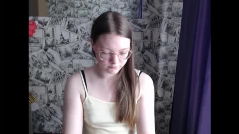Snapshot of honey_mood chatting on September 17, 9:00 am Lina online show from September 17, 9:00 am